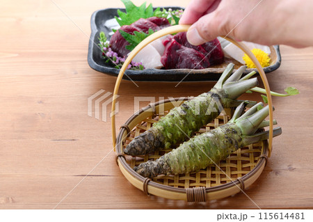 本わさび(生山葵)とミンク鯨のお刺身 本わさび(生山葵)とミンク鯨のお刺身 115614481