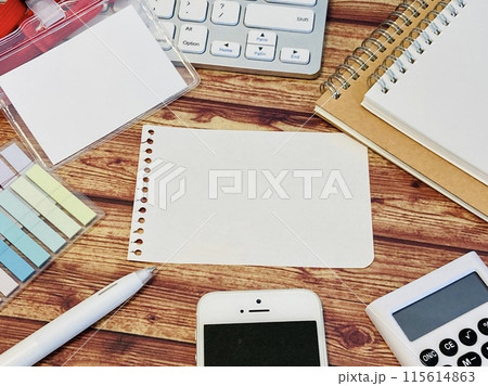 机の上の白紙のメモ用紙+事務用品 机の上の白紙のメモ用紙+事務用品 115614863
