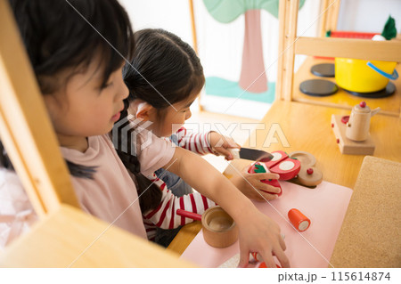 部屋でおままごとで遊ぶ幼児の複数 俯瞰 部屋でおままごとで遊ぶ幼児の複数 俯瞰 115614874