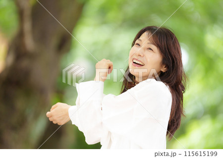 女性 ポートレート 新緑 女性 ポートレート 新緑 115615199