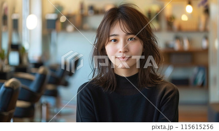 美容室にいる若い女性 美容室にいる若い女性 115615256