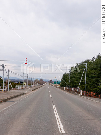 一直線に伸びる道路（北海道士幌町） 115615281