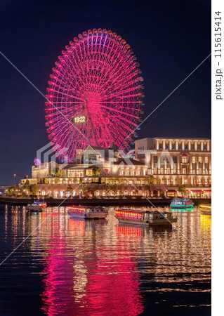 横浜みなとみらい地区、夜景と屋形船 横浜みなとみらい地区、夜景と屋形船 115615414