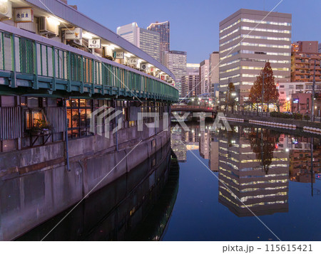 横浜市野毛、夜の都橋商店街 115615421