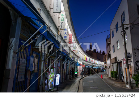 横浜市野毛、夜の都橋商店街 115615424