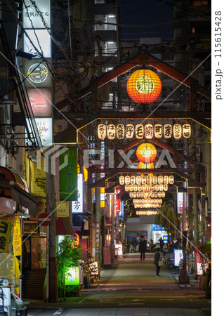 横浜市野毛、夜の飲み屋街 115615428