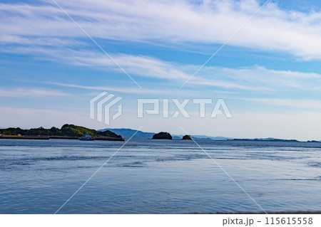 岡山県瀬戸内市牛窓にある黒島ヴィーナスロードで繋がる黒島と中ノ小島と端ノ小島 115615558