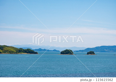 岡山県瀬戸内市牛窓にある黒島ヴィーナスロードで繋がる黒島と中ノ小島と端ノ小島 115615562