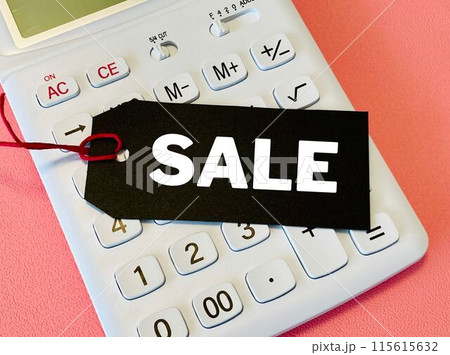SALEと書かれた値札と白い電卓 SALEと書かれた値札と白い電卓 115615632