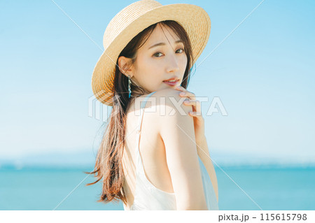 海と青空バックの麦わら帽子を被った女性 115615798