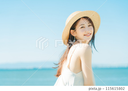 海と青空バックの麦わら帽子を被った女性 海と青空バックの麦わら帽子を被った女性 115615802