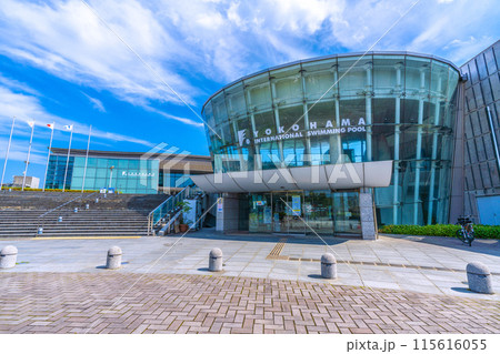 日本の横浜都市景観 横浜国際プールなどを望む 日本の横浜都市景観 横浜国際プールなどを望む 115616055