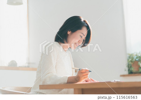 a forty-something woman 115616563