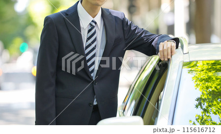 運転するスーツの若い男性 運転するスーツの若い男性 115616712