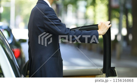 運転するスーツの若い男性 運転するスーツの若い男性 115616868
