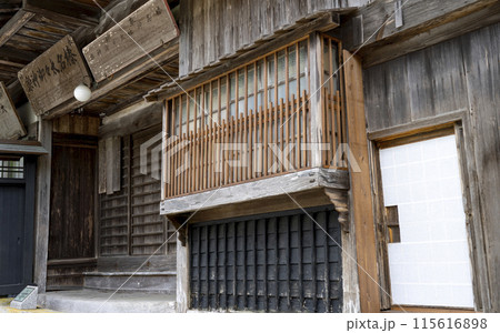 古い建物のある風景榛名神社参道 115616898