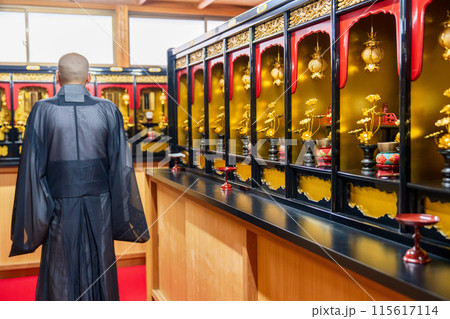 位牌堂で祈る僧侶 115617114