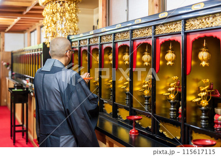 位牌堂で祈る僧侶 位牌堂で祈る僧侶 115617115