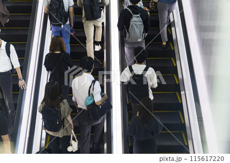 エスカレーターで移動する人たち 115617220