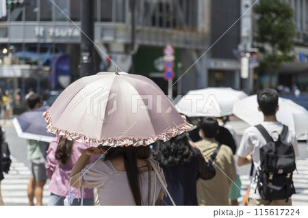 渋谷で日傘をさす女性 115617224