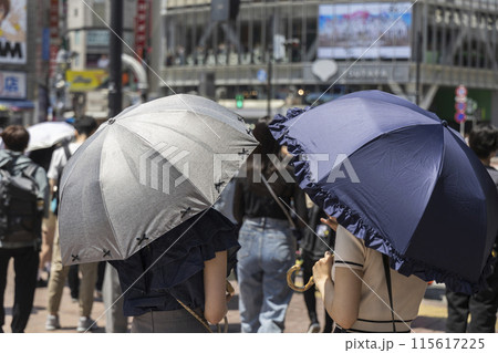 渋谷で日傘をさす女性 115617225
