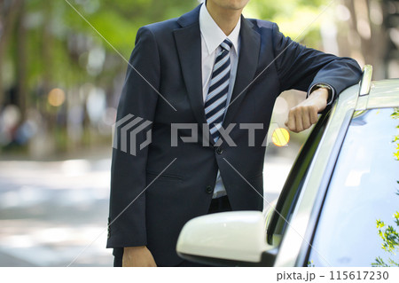 運転するスーツの若い男性 運転するスーツの若い男性 115617230
