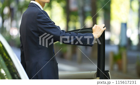 運転するスーツの若い男性 運転するスーツの若い男性 115617231