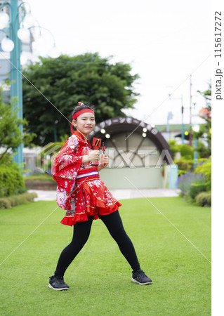 小学生の女の子がよさこいを踊るポートレート 小学生の女の子がよさこいを踊るポートレート 115617272