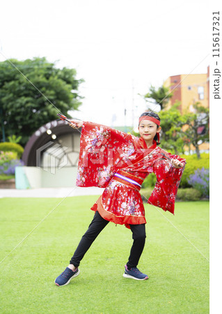 小学生の女の子がよさこいを踊るポートレート 115617321