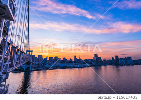 （東京都）レインボーブリッジ北側遊歩道からの眺める港区・東京タワー方面 115617435