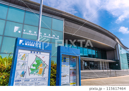 日本の横浜都市景観 横浜国際プールなどを望む 日本の横浜都市景観 横浜国際プールなどを望む 115617464