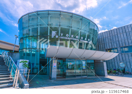 日本の横浜都市景観　横浜国際プールなどを望む 115617468