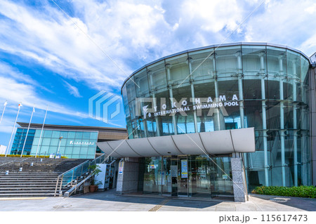 日本の横浜都市景観　横浜国際プールなどを望む 115617473