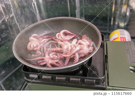 【オートキャンプ場でソロキャンプ　イカゲソを焼く】 115617660