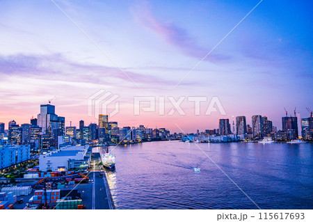 （東京都）レインボーブリッジ北側遊歩道からの眺める芝浦・日の出・竹芝埠頭方面　夕景 115617693