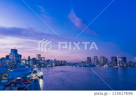 （東京都）レインボーブリッジ北側遊歩道からの眺める芝浦・日の出・竹芝埠頭方面　夕景 115617699