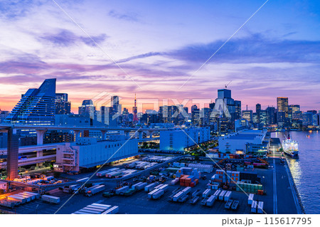 （東京都）レインボーブリッジ北側遊歩道からの眺める芝浦埠頭　夕景 115617795