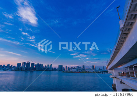 （東京都）レインボーブリッジ北側遊歩道からの眺める豊洲・晴海方面　夕景 115617966