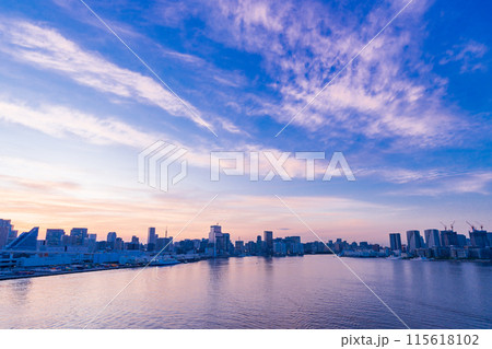 (東京都)レインボーブリッジ北側遊歩道からの眺める港区、晴海ベイエリア 夕景 (東京都)レインボーブリッジ北側遊歩道からの眺める港区、晴海ベイエリア 夕景 115618102