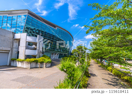 日本の横浜都市景観　横浜国際プールなどを望む 115618411