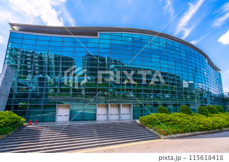 日本の横浜都市景観　横浜国際プールなどを望む 115618418