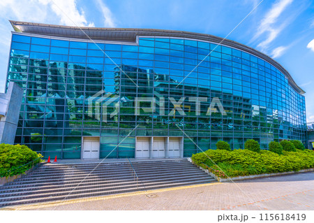 日本の横浜都市景観　横浜国際プールなどを望む 115618419