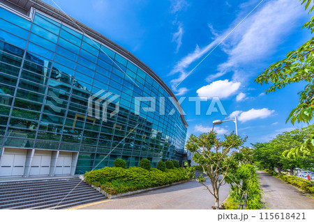 日本の横浜都市景観　横浜国際プールなどを望む 115618421