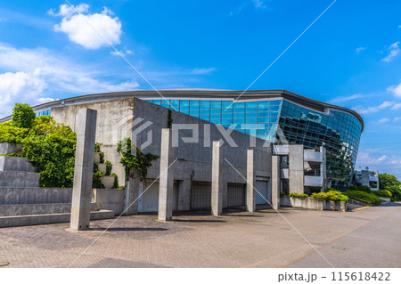 日本の横浜都市景観　横浜国際プールなどを望む 115618422