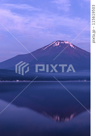 初夏の山中湖より望む逆さ富士の絶景 初夏の山中湖より望む逆さ富士の絶景 115619503