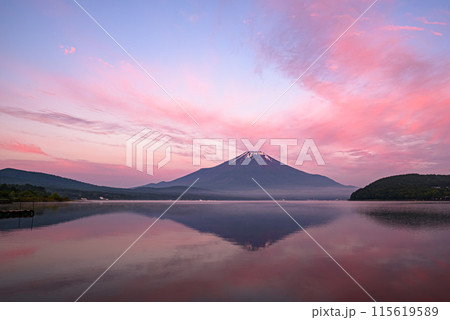 初夏の山中湖より望む朝焼けと逆さ富士の絶景 115619589