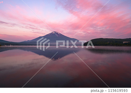 初夏の山中湖より望む朝焼けと逆さ富士の絶景 初夏の山中湖より望む朝焼けと逆さ富士の絶景 115619593