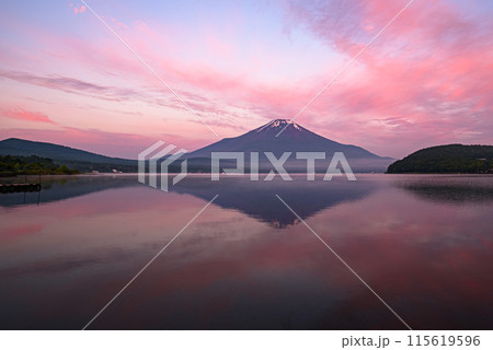 初夏の山中湖より望む朝焼けと逆さ富士の絶景 115619596