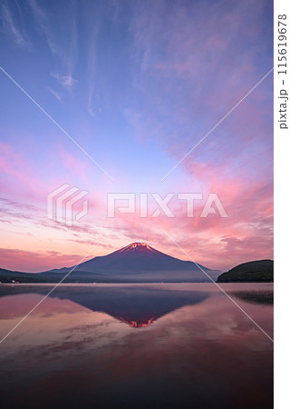初夏の山中湖より望む赤富士の絶景 115619678