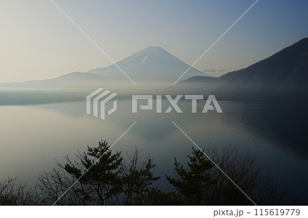 日本 山梨県 富士宮市 本栖湖 朝の富士山 115619779